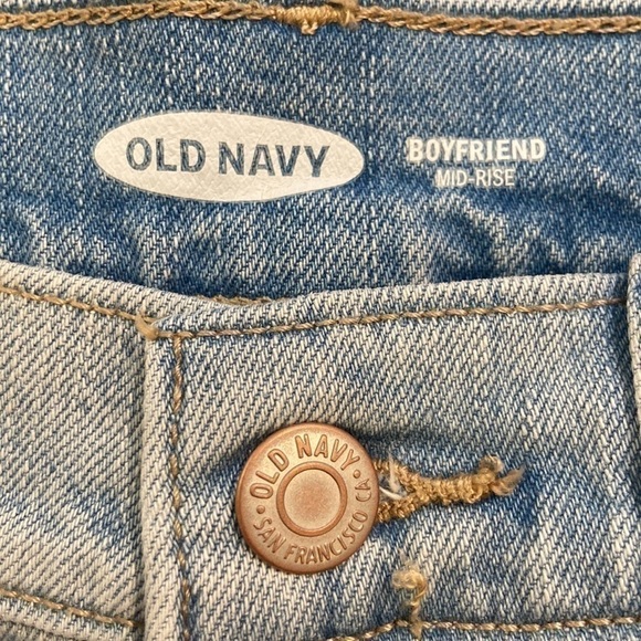 Old Navy Boyfriend Mid-Rise Denim Shorts - Picture 3 of 4